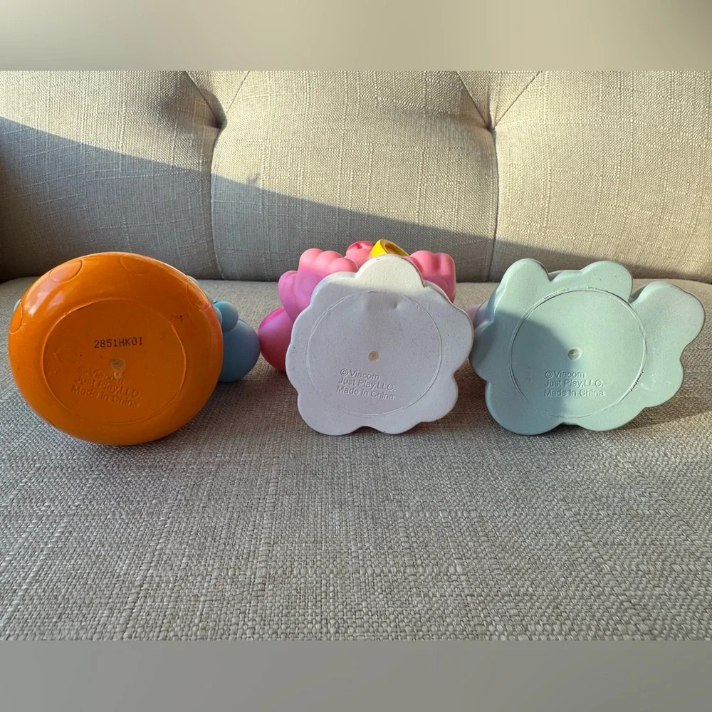 Blues Clues & You !Nick Jr. Blue, Magenta and slippery soap plastic 3” bath toys